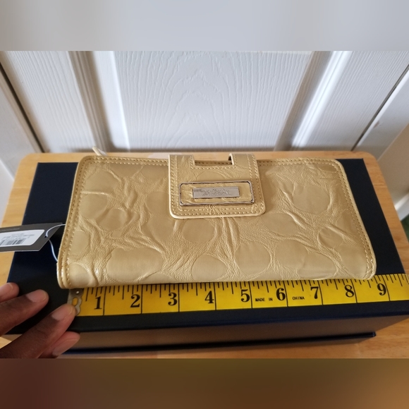 Kenneth Cole Reaction Clutch - Picture 5 of 6